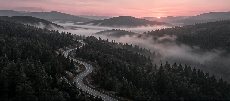 Atmosphärische Luftperspektive auf Landschaft und Architektur als Leistungsillustration