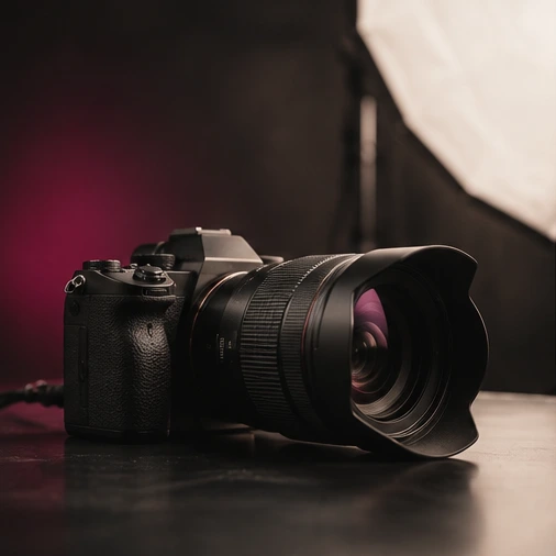 Kamera und Studiolicht als Illustration professioneller Fotografie